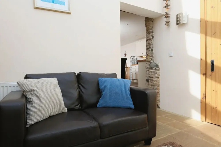 Room 4 of 18