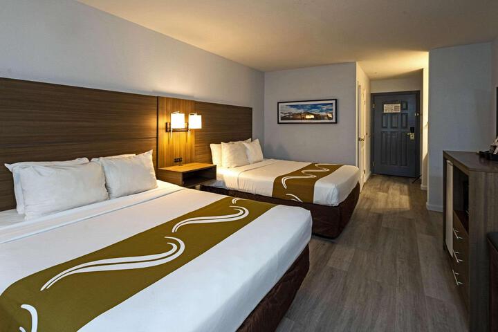 2 Queen Beds (2 of 6)