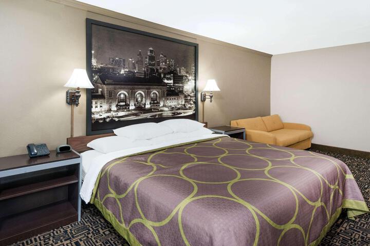 2 Queen Beds (2 of 2)
