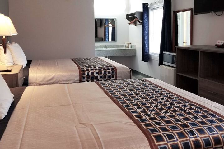2 Queen Beds (5 of 6)