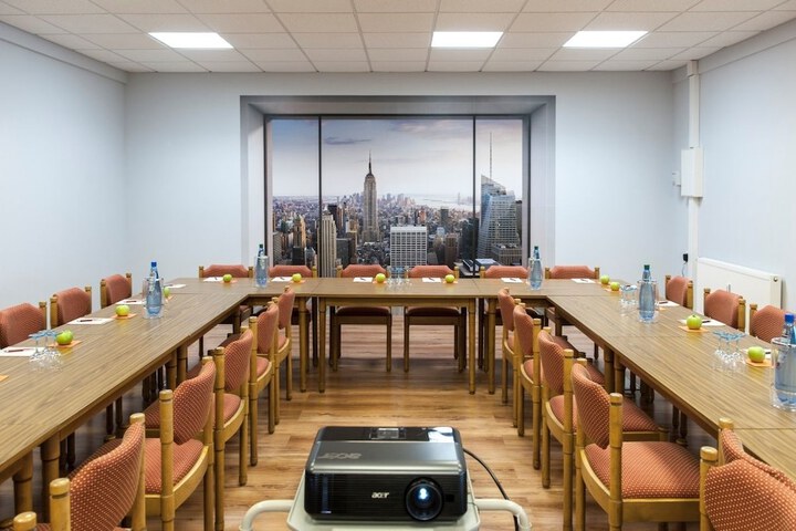 Business Center 28 of 34