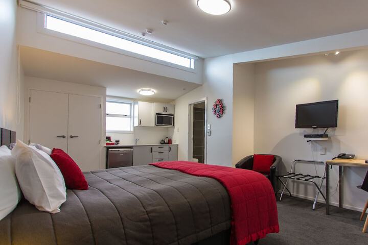 Room 32 of 65