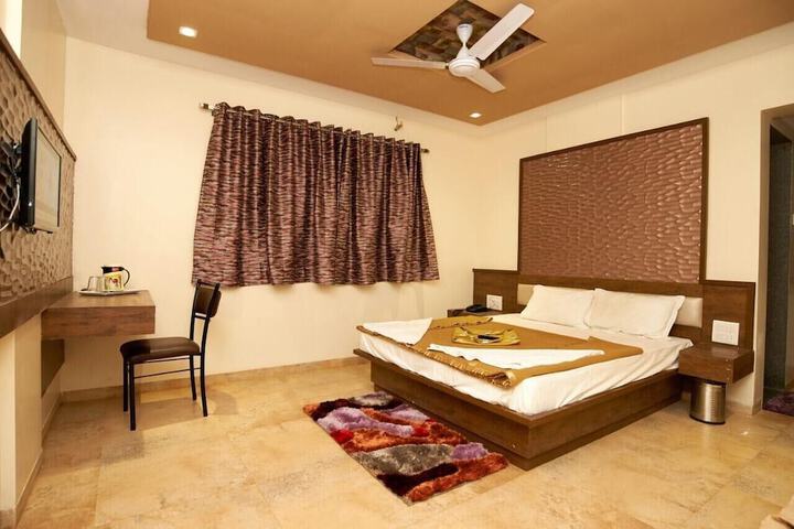 Room 3 of 7