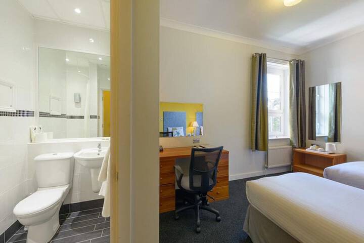 Room 9 of 38