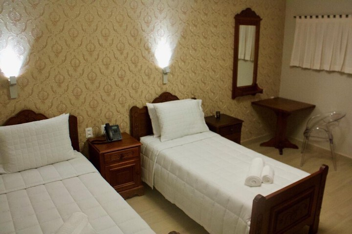 Room 17 of 33