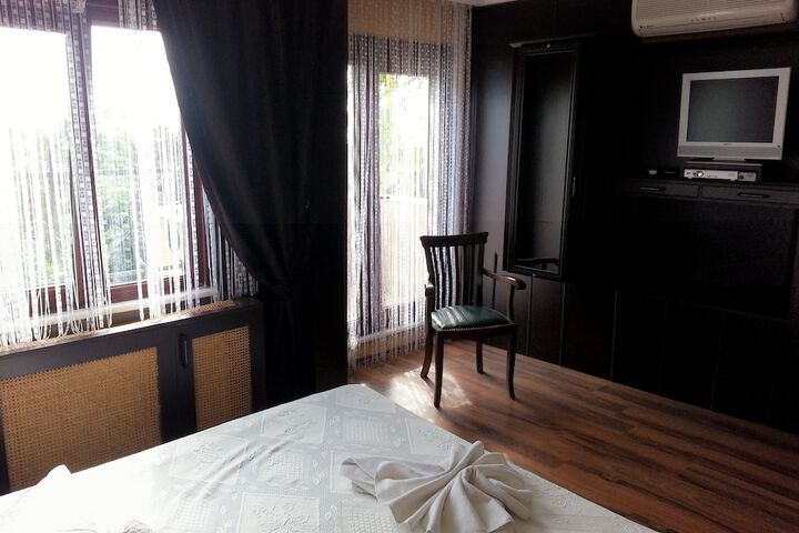 Room 13 of 28
