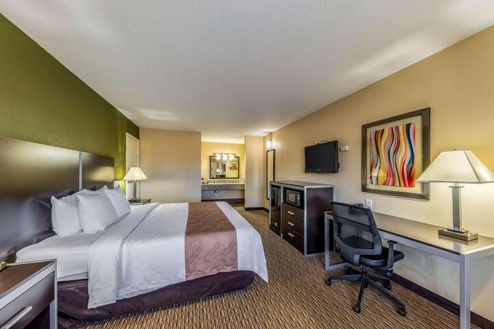 1 King Bed (4 of 10)