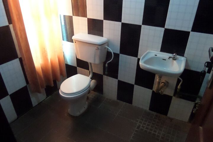 Room 5 of 9