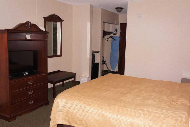 Basic Single Room (1 of 7)