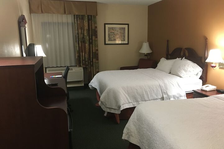 2 Queen Beds (2 of 6)