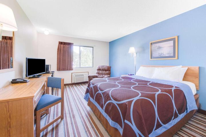 1 King Bed (10 of 13)