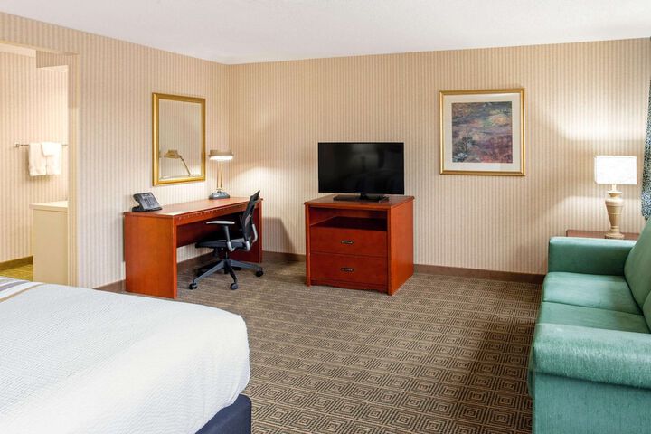 1 King Bed (1 of 8)