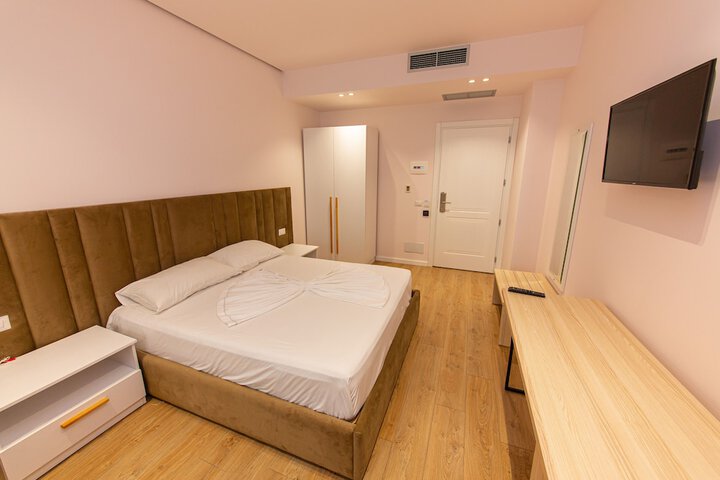 Room 2 of 73