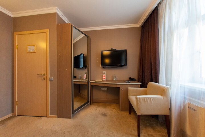 Room 5 of 18