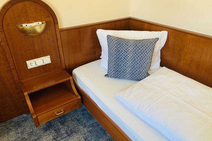 Room 2 of 55