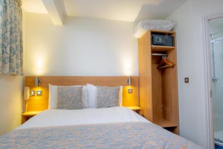 Room 12 of 18