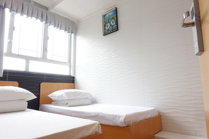 Room 9 of 34