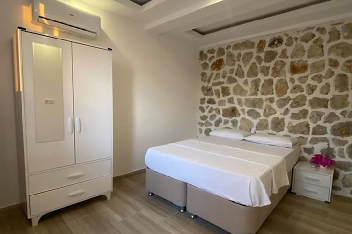 Room 3 of 37