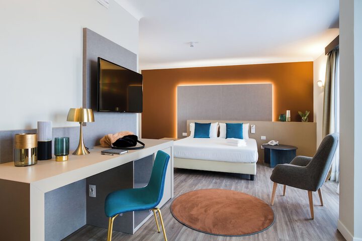 Room 33 of 105