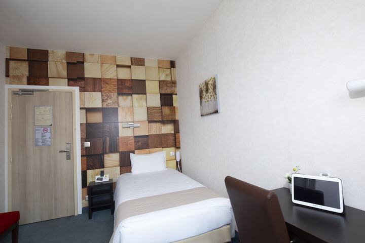 Room 10 of 80