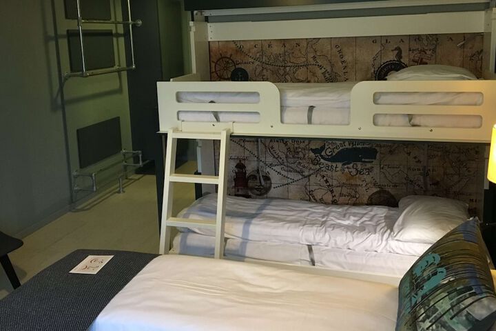 Room 17 of 38
