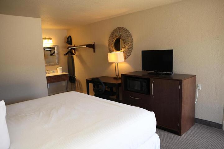 Executive King Bed (1 of 6)