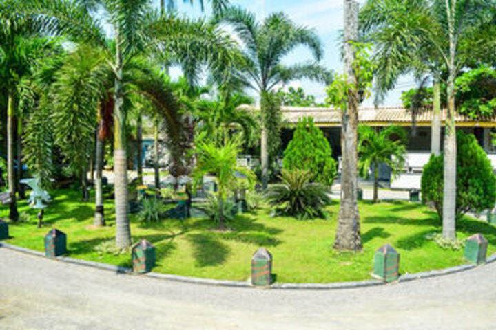 Hotel Exterior 8 of 34