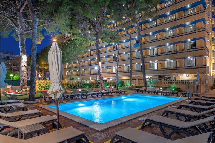 Hotel with Pool