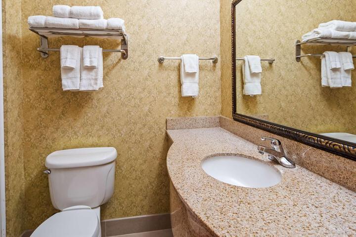 Suite 2 Queen Beds High Speed Internet Accessible Microwave, Refrigerator Full Breakfast (30 of 34)