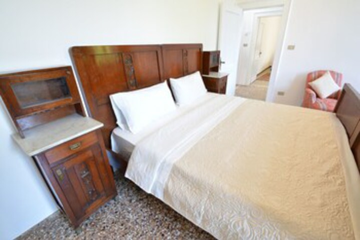 Room 6 of 20