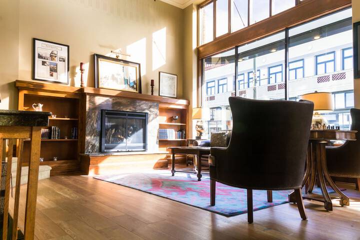 Lobby lounge