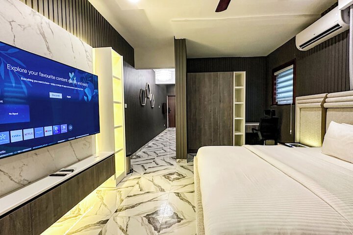 Room 16 of 121