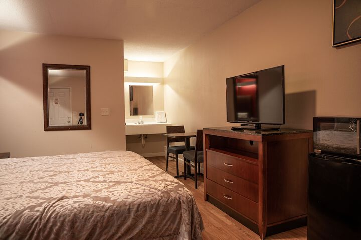 Single Room 1 King Bed (2 of 36)
