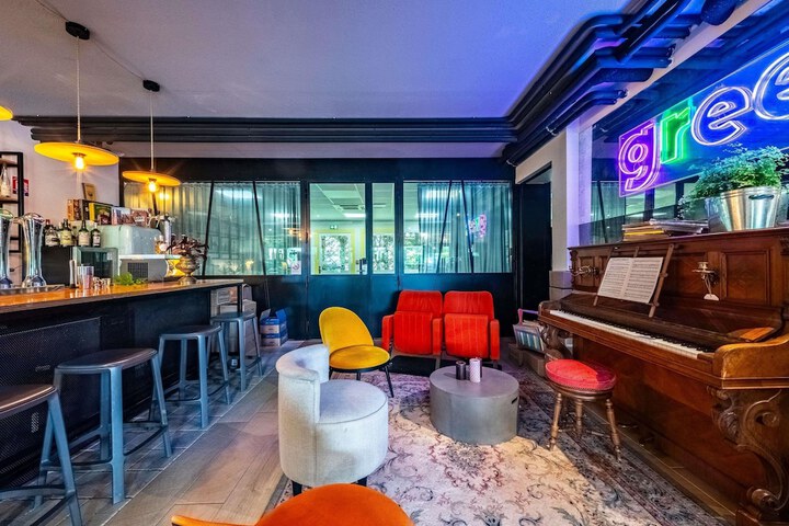 Lounge 58 of 83