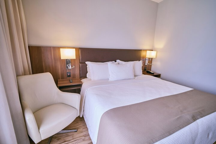 Room 21 of 102