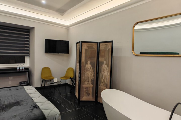Room 11 of 28
