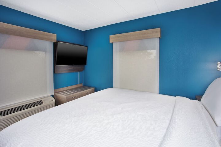 Standard King Bed Accessible (4 of 10)