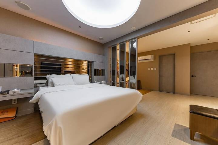 Room 6 of 15