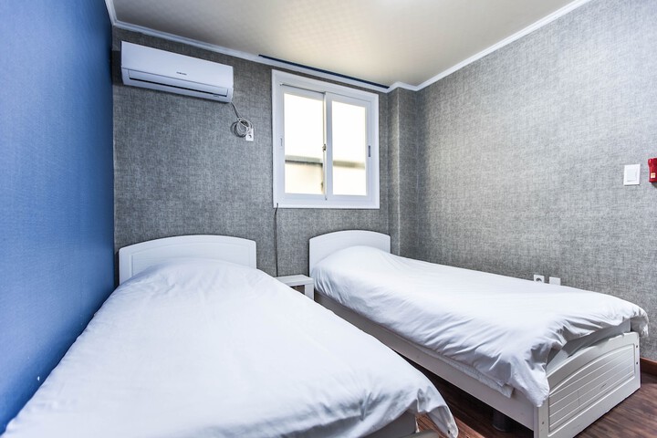 Room 2 of 8
