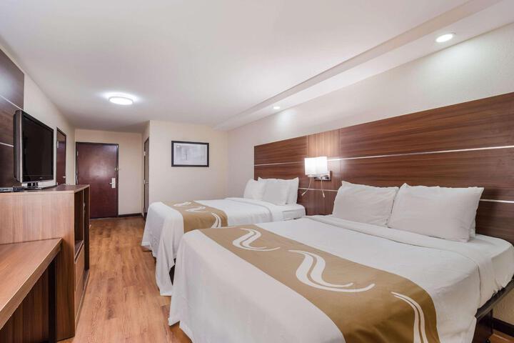 2 Queen Beds (1 of 10)