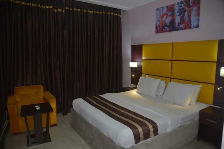Room 13 of 32