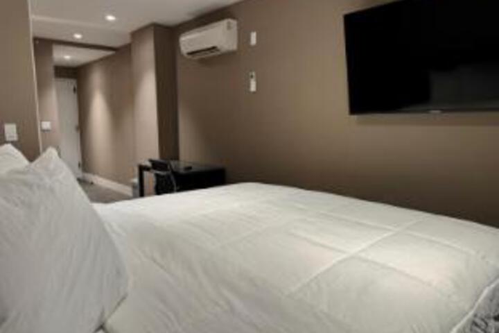 Room 10 of 13
