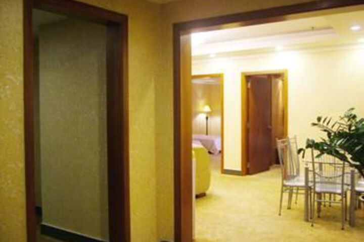 Room 6 of 13