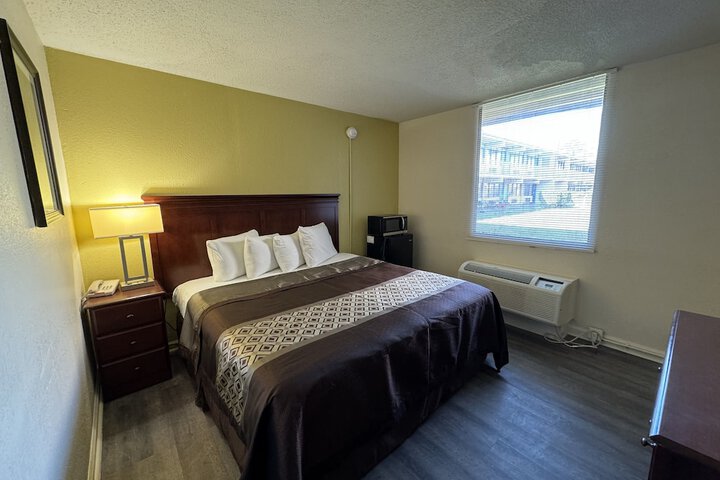 Deluxe Room 1 King Bed (12 of 18)