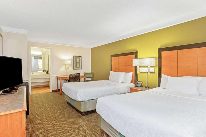 2 Double Beds (7 of 10)
