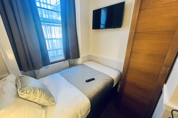 Room 11 of 43