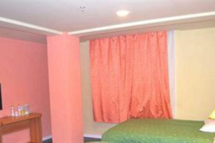 Room 5 of 10
