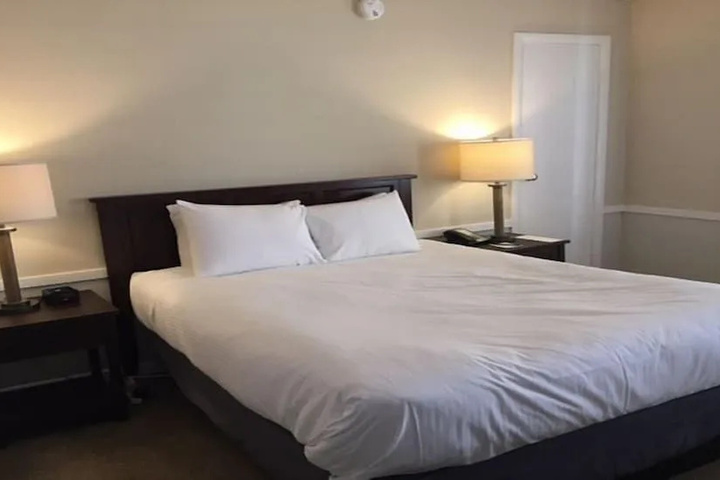 Room 5 of 12