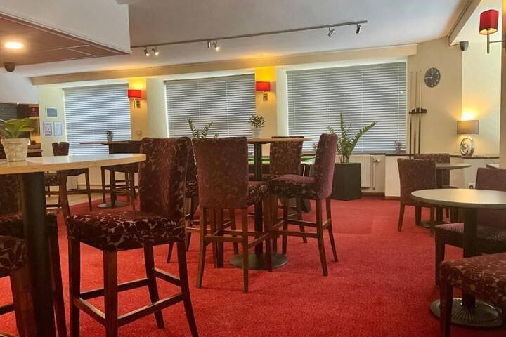 Lounge 63 of 83