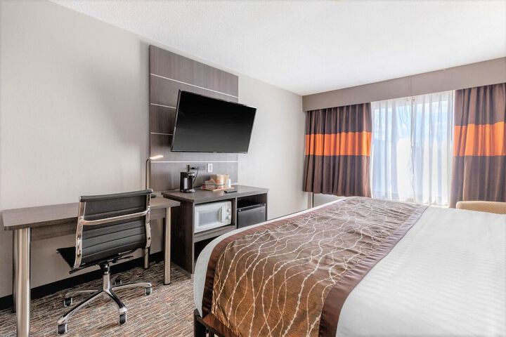 1 Queen Bed (6 of 9)